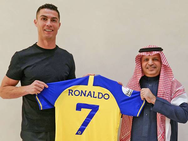 Ronaldo gia nhập Al-Nassr